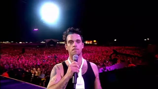 Robbie Williams - She´s the one ( Live at Knebworth )