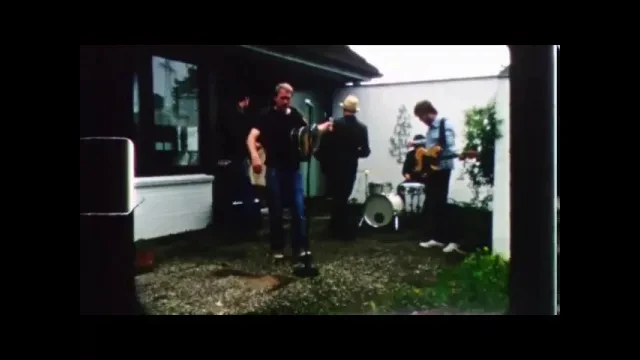 Thees Uhlmann - Zum Laichen und Sterben ziehen die Lachse den Fluss hinauf (Offizielles Video)