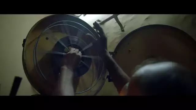 Coldplay - Hymn For The Weekend (Official Video)