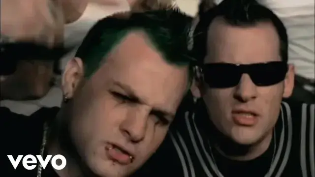 Good Charlotte - The Anthem (Official Video)