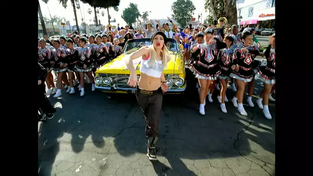 Gwen Stefani - Hollaback Girl (Official Music Video)