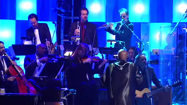 Isaac Hayes performs ''Shaft'' at the 2002 Rock & Roll Hall of Fame Induction Ceremony