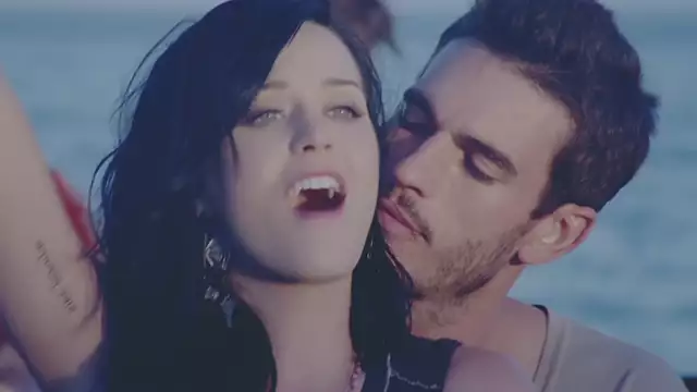 Katy Perry - Teenage Dream (Official Music Video)