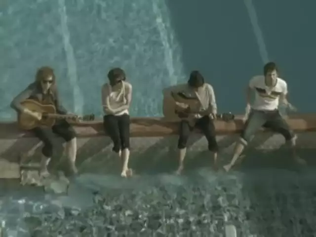 The Kooks - She Moves In Her Own Way