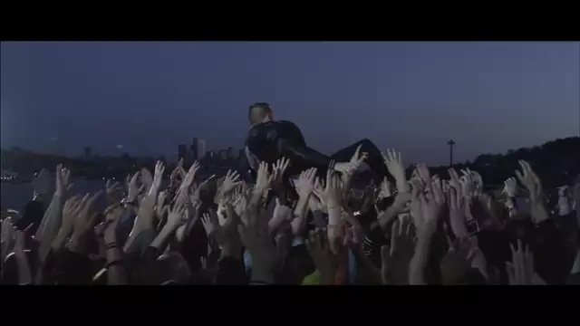 MACKLEMORE & RYAN LEWIS - CAN'T HOLD US FEAT. RAY DALTON (OFFICIAL MUSIC VIDEO)